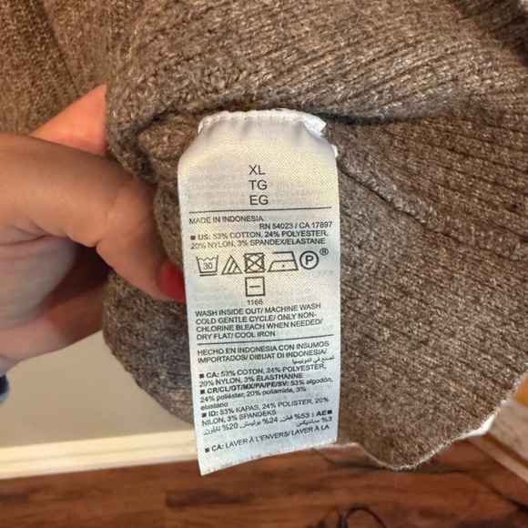 OLD NAVY Neutral V-neck Sweater - Picture 4 of 4